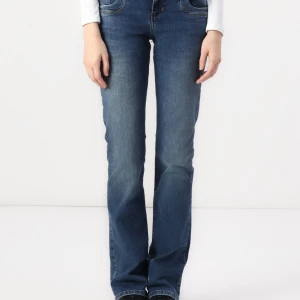 LTB Jeans  - Low waisted blåa jeans från LTB. Litet hål i fickan . Köpta för 800 kr jag säljer de för 500kr