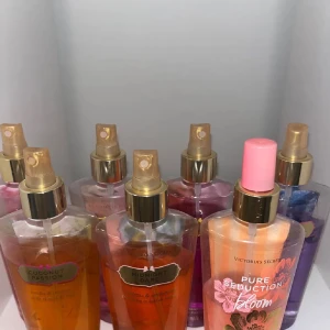 Victoria's Secret parfymer  - Säljer dessa parfymer från victorias secret. Pris varierar beroende på vilken flaska som köps🥰 pris kan diskuteras🩷 några är sålda 