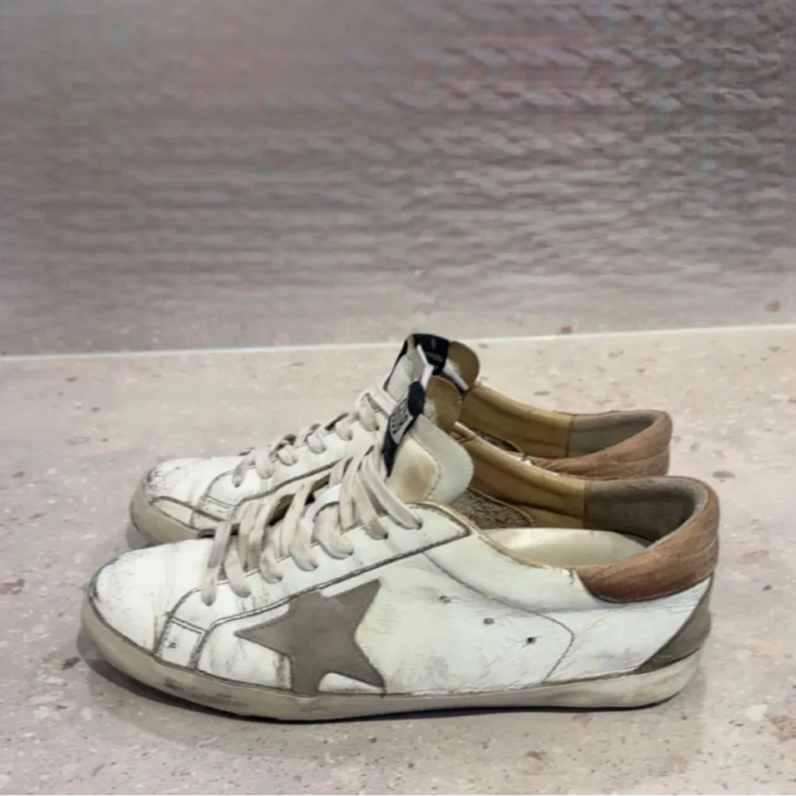 Vita sneakers med stjärndetalj - 90