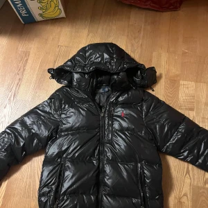 Ralph Lauren Jacka - Säljer min Ralph lauren jacka då jag hellre vill ha en mörkblå. Skick 10/10 aldrig använd. Modellen är 181 och väger 63. Jackan är köpt på Plick så är ej 100 på att den är äkta men efter jag försökt kolla att den är riktig så gott jag kan så är jag fortfarande osäker, eftersom jag inte är 100 så är priset riktigt bra. Skriv för frågor eller liknande.