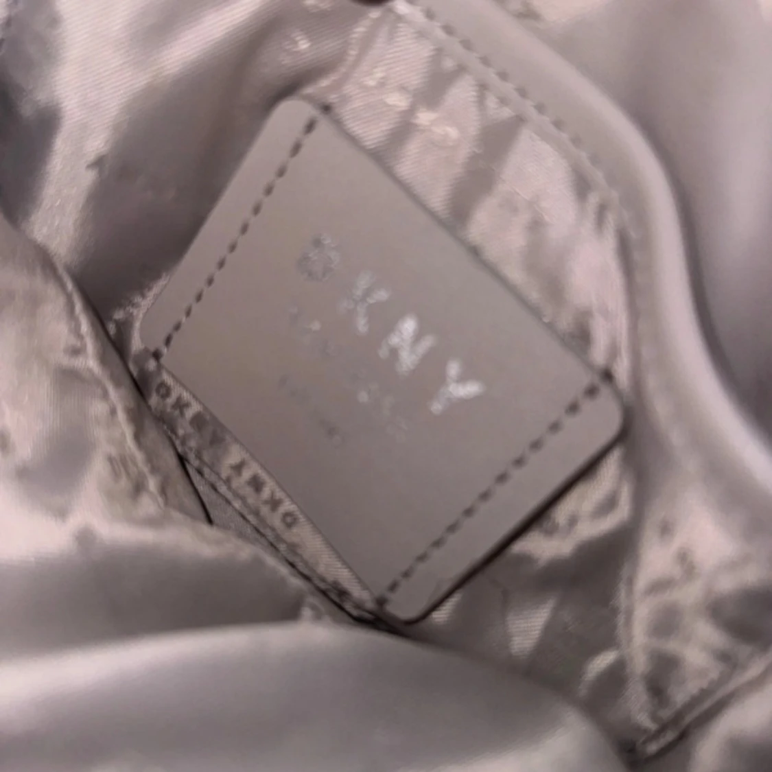 Grå quiltad axelväska från DKNY