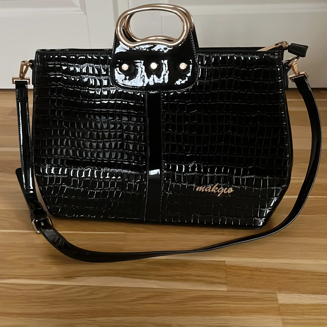 Svart axelväska från Makgio