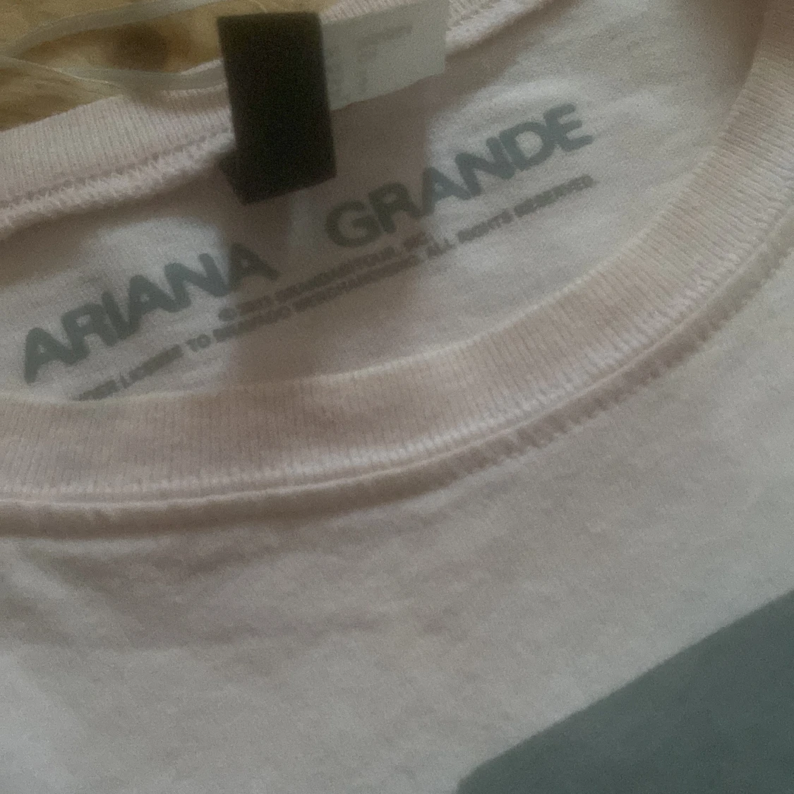 Vit t-shirt med tryck från Ariana Grande - 91