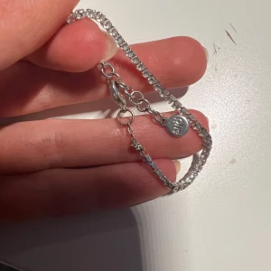 Glittrigt silverarmband - Snyggt och elegant silverarmband med glittrande stenar. Perfekt för att ge en touch av glamour till din outfit. Armbandet har en justerbar kedja och en säker låsning. Från snö of sweden