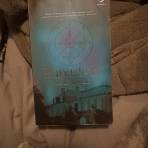 Kryptan - Spännande bok av Kate Mosse som utspelar sig i Rennes-les-Bains. En mystisk berättelse om upptäckter och hemligheter från 1800-talet. Perfekt för dig som gillar historiska romaner med en twist av mysterium.