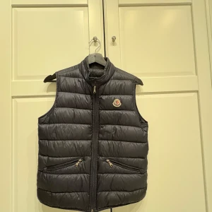 Moncler väst barn - Moncler väst barn. Allt OG ingår. Kvitto, förvaringspåse, extra knappar och mer. Skick 9/10. Pris 1999kr. Eventuella funderingar hör av er!