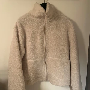 Beige teddyjacka h&m - Teddyjacka från H&M, helt ny. Storlek L, mer som M! Helt ny