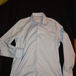 Bläck. Ljusblå skjorta storlek XL  - Storlek XL, Skjortan är endast använd en gång och är felfri! 