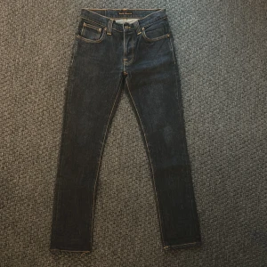 Nudie Jeans - Säljer nu dessa svin feta Nudie Jeans. Dem är i helt nytt skick, 10/10. Modellen är Grim Trim vilket passar slim fit, storlek 30/32. Nypriset är 1799kr och därför är mitt pris på bara 599kr en grym deal. Skriv vid fler funderingar 🙌🏻