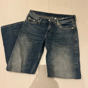 Blå jeans från Weekday - Säljer ett par snygga blå jeans från Weekday i modellen Arrow Low Straight. De har en klassisk femficksdesign och låg midja. Snygg färg och passar nån som är ca 160