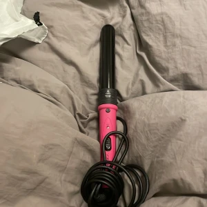 Locktång från Poze Styling Tools - Bra locktång med två olika värme inställningar, kommer med 5 olika munstycken för olika tjocklek på lockarna. Endast använd ca 4-5 gånger. Köpt för ungefär 6 månader sen
