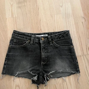 slitna shorts - jätte snygga ”shorts” som tidigare var jeans, har alltså då klippt i dom själv. midjemått: 64cm💓