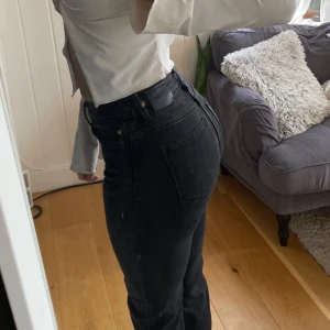 Svarttvättade jeans från ONLY - Säljer ett par Svarttvättade high-waisted straight jeans från ONLY, modell Emily som jag använt få gånger. Ny pris ca 500 men mitt pris är 100. Skriv för fler bilder. Om ni tycker det är för mycket ge prisförslag!!✨📸💕