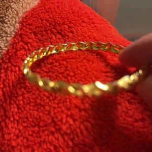 Guldarmband - Elegant guldarmband med flätad design. Perfekt för att lägga till en touch av lyx till din stil. Passar både till vardag och speciella tillfällen. 1 st 14k Guldpläterad