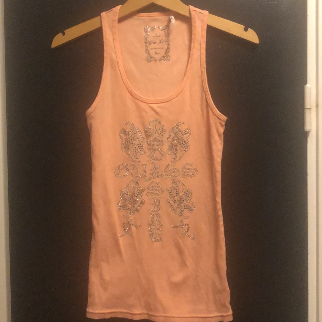 Persikofärgad linnetopp från Guess Jeans