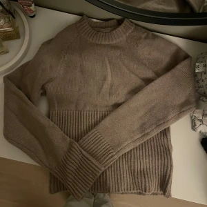 Beige stickad tröja - Mysig beige stickad tröja med ribbade detaljer vid ärmslut och nederkant. Helt oanvänd!!🩷Storlek 38 men skulle även säga 36