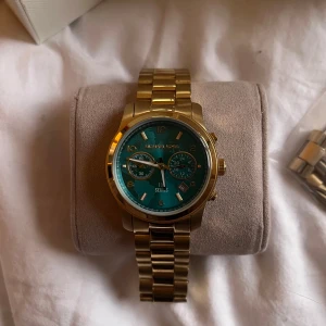 Guld Michael Kors klocka (MK5815) - Använd ett fåtal gånger. Kommer i original låda med extra länkar till armbandet för att ändra storlek! Har tyvärr inte kvitto då det var en present men see serienumret på sista bilen. 