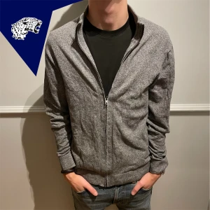 KASMIR TÖRJA  - Kasmir blandning tröja fårn Tommy Hilfinger | Skick: 8,5/10 | Strl L/M | Modellen är 182cm | Hör av dig om du undrar någonting!