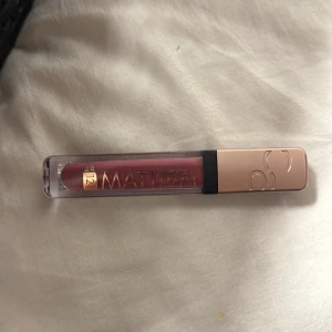 Matt flytande läppstift från Catrice - Snyggt matt flytande läppstift i en elegant rosa nyans från Catrice. Förpackningen är stilren med en genomskinlig hylsa och roséguldfärgat lock. Perfekt för en chic look.