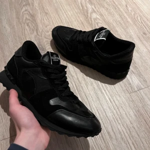 Valentino rockrunner - Svarta valentino rockrunner | skick 10/10 endast testade | storlek 44 | endast skorna ingår | för mer info skriv privat!