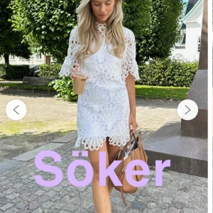 Vit spetsklänning - Söker denna klänningen från byic i storlek XS♥️ Villig att betala bra!