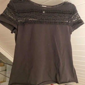 Spets topp - Snygg spets topp från HM. Har klippt av den själv så den är ungefär precis över naveln på mig. Säljer då den inte passar längre. 