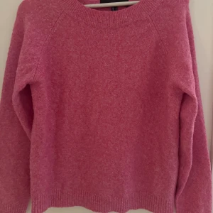 Rosa stickad tröja från vero moda - Är lite nopprig men inget man tänker på, använd en del men i fint skick 🩷 storlek M men passar även S