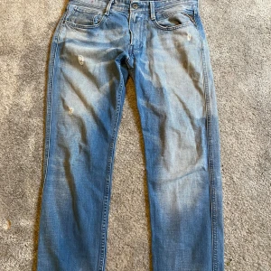 32 Replay jeans - Säljer ett par snygga ljusblåa från replay. Modell anbass. Skriv för funderingar.