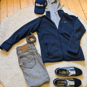 Grå jeans från Levi's - Levis 551. Nypris runt 1500kr. Använda ett fåtal gånger. Pris är diskuterbart. W29L32.