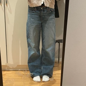Blå jeansbyxor - Säljer weekdays ’Ample low jeans’.  Byxorna sitter lägre vid midjan och är väldigt bekväma! 🌺 ( W28 L32 )