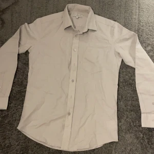 Vit skjorta från Ahlquist Clothing - Snygg vit skjorta från Ahlquist Clothing i storlek S. Köpte i en för liten storlek så skjortan är helt ny. Skulle det vara några frågor är det bara att komma dm!!