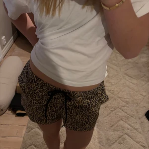 Leopard shorts  - Leopard mönstrade shorts! Helt nya prislappen kvar. Köpta för ca 230kr. Passar s. 