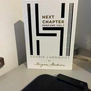 Next Chapter Perfume Vol. 1 - Upptäck Next Chapter Perfume Vol. 1 från Henrik Lundqvist by Morgan Madison. Denna eleganta parfym kommer i en stilren vit förpackning med svarta och guldiga detaljer. Perfekt för den som söker en sofistikerad doftupplevelse. Priset kan diskuteras vid samma affär