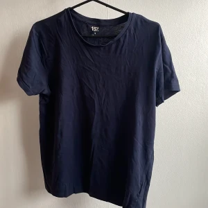 Mörkblå t-shirt - Tjena. Säljer en mörkblå t-shirt från Lager 157. Högkvalite på tröjan. Priset kan diskuteras vid privat kontakt. Strl S! 