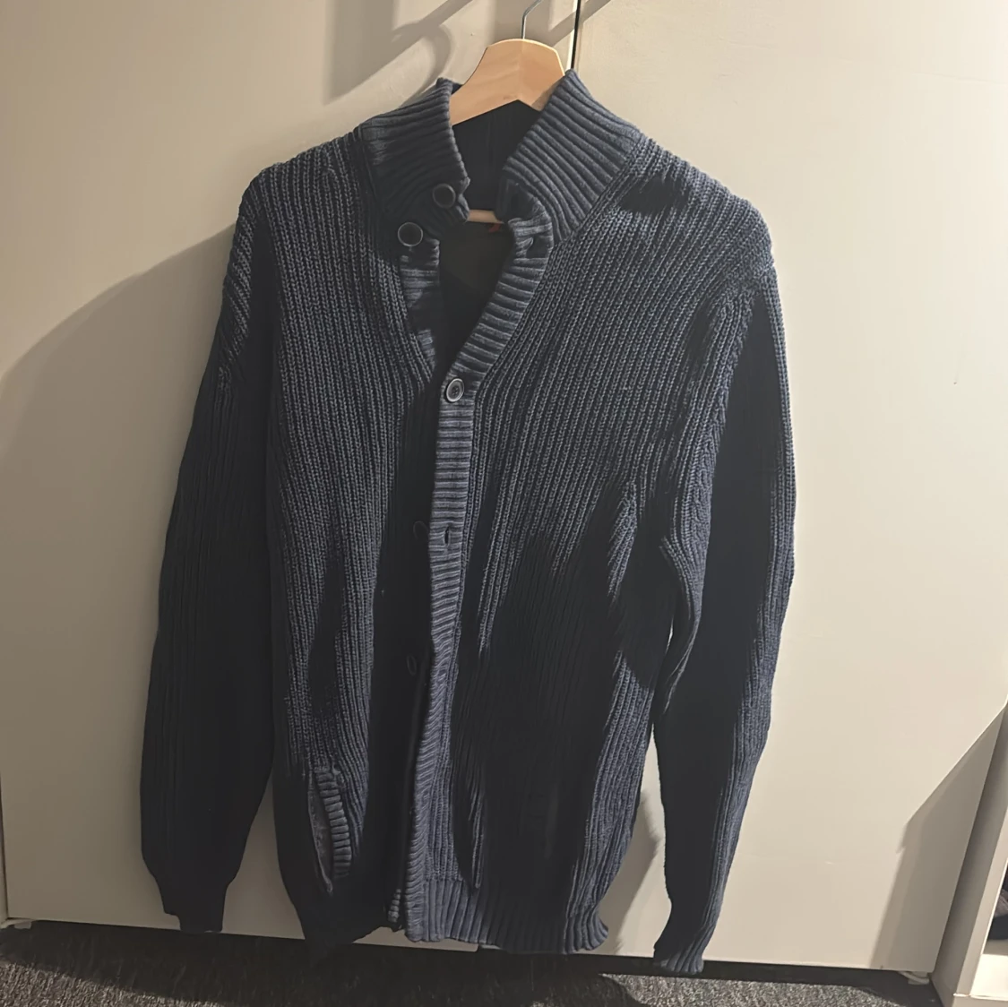 Mörkblå stickad kofta 