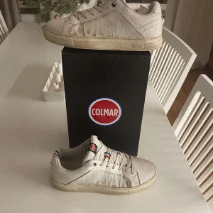 Vita colmar skor  - Säljer ett par vita colmar skor som ja inte använt mycket alls, dom är mest skitiga inte dåligt skick såklart städar ja dom innan ja skickar dom. Finns de några frågor är de bara att skriva 