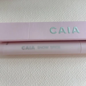 Läppstift från CAIA - Ögonskuggspenna i färgen Snow Spice från CAIA’s julkalender 2024. Oanvänd. Produktvärde enligt CAIA’s hemsida är 245kr. Priset kan diskuteras 🫶