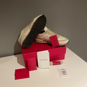 Valentino Rockrunner - Säljer nu ett par eftertraktade Valentino Rockrunner skor! Perfekt till vintern! Skicket är riktigt bra och har inga skador. Allt og följer med. Kvitto finns på bilden. Pris går att diskutera. Har ni några funderingar är det bara att skriva till mig!