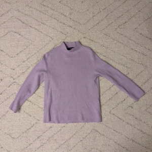 Ljuslila tröja från Vero Moda - Säljer en stilren ljuslila tröja från Vero Moda. Tröjan har en hög krage och är perfekt för kyligare dagar. Den är mjuk och bekväm, vilket gör den till ett utmärkt val för både vardag och mer festliga tillfällen. I fint, begagnat skick. Lite nopprig ✨ Storlek S