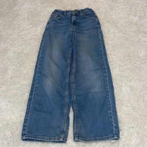 Blå jeansbyxor - Säljer ett par snygga klassiska blå jeansbyxor med en avslappnad passform. Byxorna har en rak stil och passar bra till många olika tröjor. Perfekta för en casual look. Pris kan diskuteras🩷