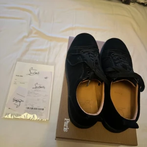 Skor Christian louboutins - Säljer Christian Louboutin i storlek 42 i Stockholm, kan mötas, vill gärna sälja dom snabbt så säljer billigt vet ej om dom är äkta eller inte.