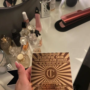 Sun-Kissed Glow Bronzer från Charlotte Tilbury - Fick i julklapp och den var tyvärr i fel färg. HELT OÖPPNAD. Sun-Kissed Glow Bronzer från Charlotte Tilbury i nyansen 3 Tan Doré. 💕💕