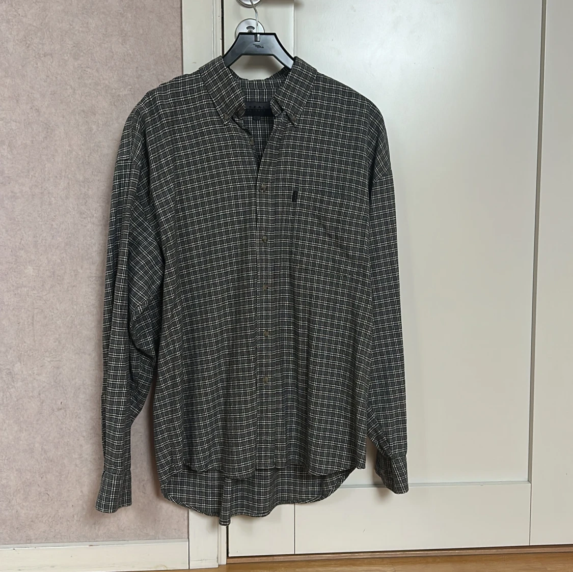 Gråvit rutig skjorta från S.E.A.L