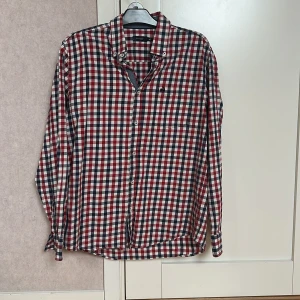 Rutig skjorta från Bonaparte - Snygg rutig skjorta från Bonaparte i rött, blått och vitt. Skjortan har långa ärmar, knappar framtill samt vid ärmsluten och en bröstficka❤️