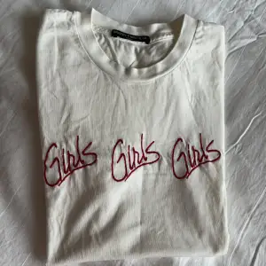 Vit t-shirt från Brandy Melville med röd broderad text. Kortärmad och tillverkad i bomull. Perfekt skick. One size.