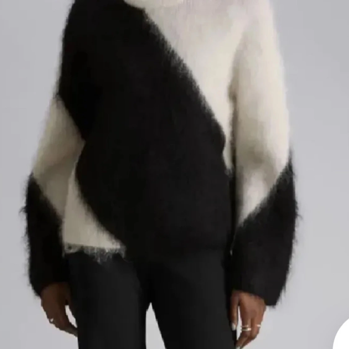 Svart och vit fluffig tröja