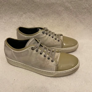 Beige Lanvins - Beiga lanvins med ljusa toner. Storlek: uk 8/43. Skick: 8/10, fint skick, har väldigt mycket kvar i sig. Skopåse ingår. Og innersula är uttagen så en ny behövs köpas. Kontakta oss för fler bilder eller info!🙌