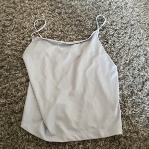 Linne med öppen rygg - Säljer detta linne från weekday💞