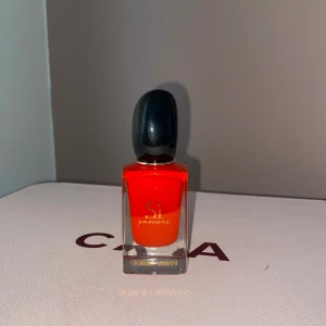 Giorgio Armani Si passione parfym - Jätte god parfym från Georgio Armani✨  Nytt, gott skick. Endast använd någon få gång. Säljer då jag har en väldigt liknande parfym. 💞  ”En modern, gnistrande, fruktigt blommig doft med noter av ros och intensiv vanilj”