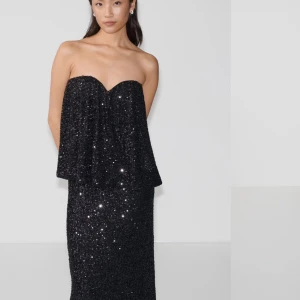 Perfekt nyårs tub topp! - Trendig svart tubtopp täckt av glittrande paljetter. Perfekt för en kväll ute eller festliga tillfällen. Toppen är helt slutsåld på alla butiker! Ny pris 399kr men jag säljer billigare! Säljer pågrund av att jag råka köpa två så den kommer ej till användning! Lappen är fortfarande på!